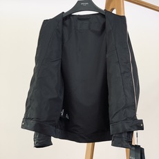 Prada 普拉达 2025FW早秋新品 工装风夹克外套。以利落的翻领工装廓形为骨架,黑色哑光面料高级感 Prada 普拉达 2025FW早秋新品 工装风夹克外套。以利落的翻领工装廓形为骨架,黑色哑光面料高级感
