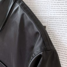 Prada 普拉达 2025FW早秋新品 工装风夹克外套。以利落的翻领工装廓形为骨架,黑色哑光面料高级感 Prada 普拉达 2025FW早秋新品 工装风夹克外套。以利落的翻领工装廓形为骨架,黑色哑光面料高级感
