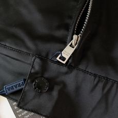 Prada 普拉达 2025FW早秋新品 工装风夹克外套。以利落的翻领工装廓形为骨架,黑色哑光面料高级感 Prada 普拉达 2025FW早秋新品 工装风夹克外套。以利落的翻领工装廓形为骨架,黑色哑光面料高级感