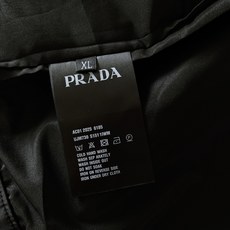 Prada 普拉达 2025FW早秋新品 工装风夹克外套。以利落的翻领工装廓形为骨架,黑色哑光面料高级感 Prada 普拉达 2025FW早秋新品 工装风夹克外套。以利落的翻领工装廓形为骨架,黑色哑光面料高级感