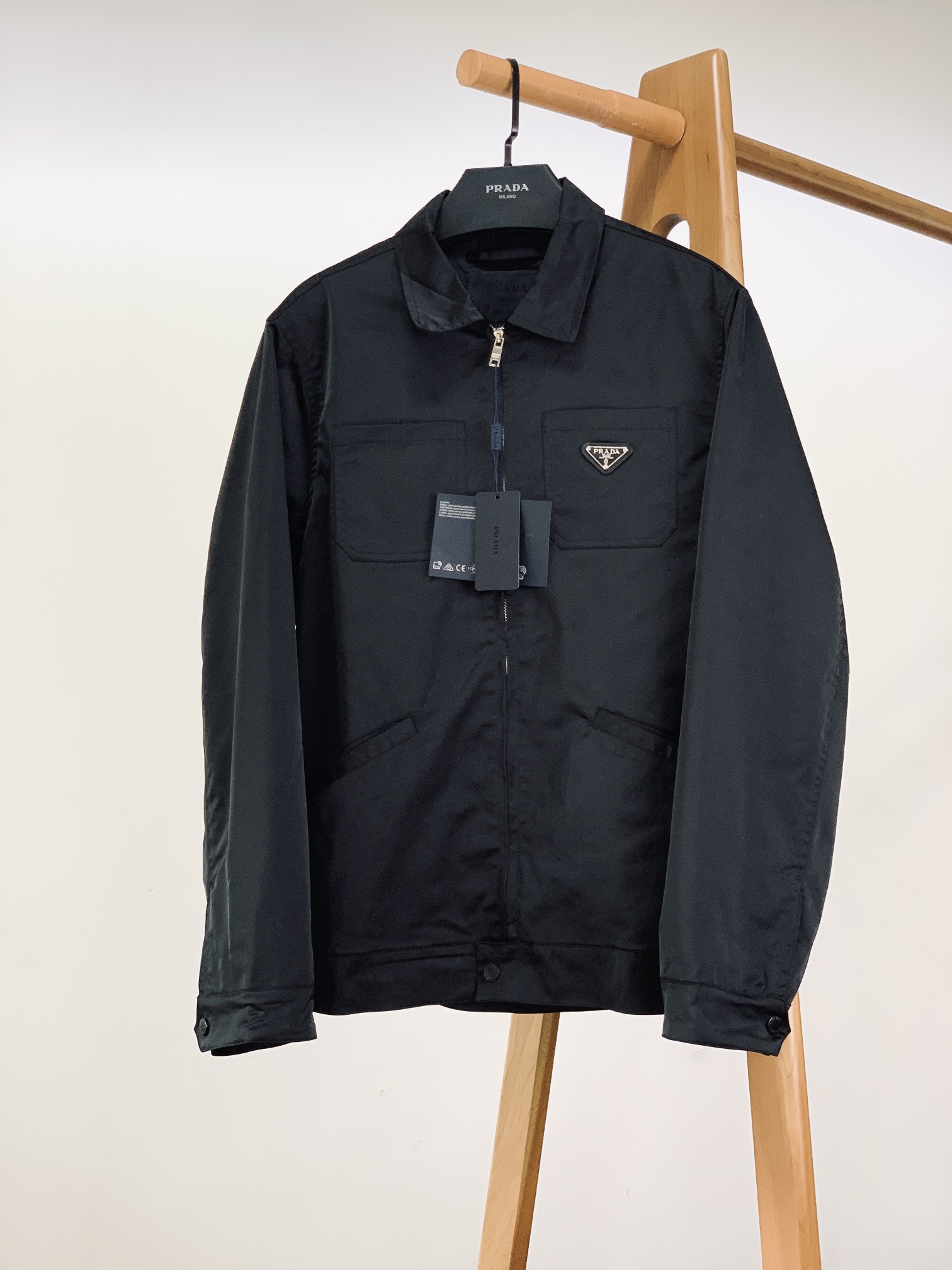 Prada 普拉达 2025FW早秋新品 工装风夹克外套。以利落的翻领工装廓形为骨架，黑色哑光面料高级感