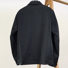 Prada 普拉达 2025FW早秋新品 工装风夹克外套。以利落的翻领工装廓形为骨架,黑色哑光面料高级感 Prada 普拉达 2025FW早秋新品 工装风夹克外套。以利落的翻领工装廓形为骨架,黑色哑光面料高级感