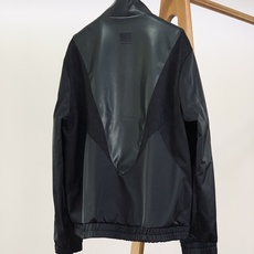 LouisVuitton 路易威登 2025FW早秋新品 黑色拼接外套,在材质碰撞中演绎奢品型格。哑光皮 LouisVuitton 路易威登 2025FW早秋新品 黑色拼接外套,在材质碰撞中演绎奢品型格。哑光皮