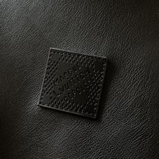 LouisVuitton 路易威登 2025FW早秋新品 黑色拼接外套,在材质碰撞中演绎奢品型格。哑光皮 LouisVuitton 路易威登 2025FW早秋新品 黑色拼接外套,在材质碰撞中演绎奢品型格。哑光皮