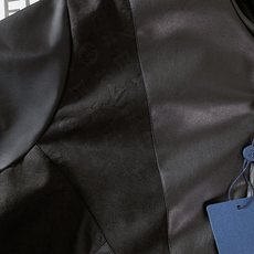 LouisVuitton 路易威登 2025FW早秋新品 黑色拼接外套,在材质碰撞中演绎奢品型格。哑光皮 LouisVuitton 路易威登 2025FW早秋新品 黑色拼接外套,在材质碰撞中演绎奢品型格。哑光皮