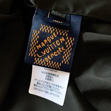 LouisVuitton 路易威登 2025FW早秋新品 黑色拼接外套,在材质碰撞中演绎奢品型格。哑光皮 LouisVuitton 路易威登 2025FW早秋新品 黑色拼接外套,在材质碰撞中演绎奢品型格。哑光皮