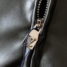 LouisVuitton 路易威登 2025FW早秋新品 黑色拼接外套,在材质碰撞中演绎奢品型格。哑光皮 LouisVuitton 路易威登 2025FW早秋新品 黑色拼接外套,在材质碰撞中演绎奢品型格。哑光皮