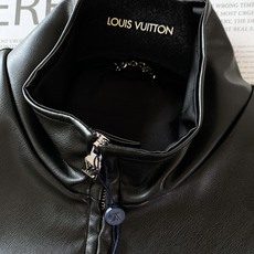 LouisVuitton 路易威登 2025FW早秋新品 黑色拼接外套,在材质碰撞中演绎奢品型格。哑光皮 LouisVuitton 路易威登 2025FW早秋新品 黑色拼接外套,在材质碰撞中演绎奢品型格。哑光皮