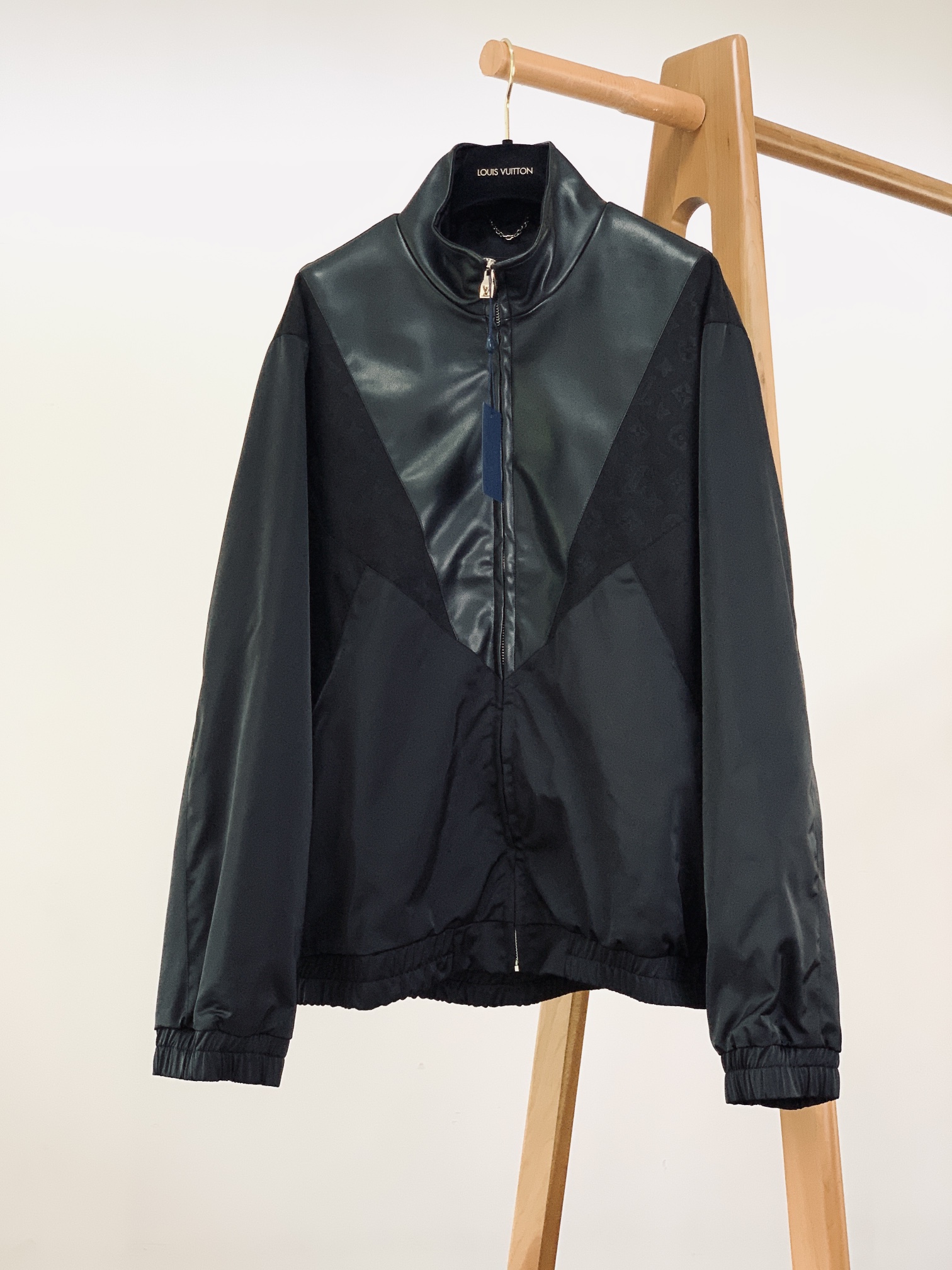 LouisVuitton 路易威登 2025FW早秋新品 黑色拼接外套，在材质碰撞中演绎奢品型格。哑光皮