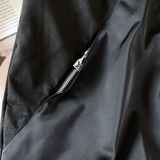 LouisVuitton 路易威登 2025FW早秋新品 黑色拼接外套,在材质碰撞中演绎奢品型格。哑光皮 LouisVuitton 路易威登 2025FW早秋新品 黑色拼接外套,在材质碰撞中演绎奢品型格。哑光皮