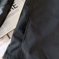 LouisVuitton 路易威登 2025FW早秋新品 休闲连帽外套。暗纹Monogram,将品牌标志 LouisVuitton 路易威登 2025FW早秋新品 休闲连帽外套。暗纹Monogram,将品牌标志