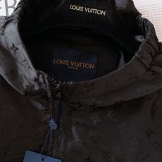 LouisVuitton 路易威登 2025FW早秋新品 休闲连帽外套。暗纹Monogram,将品牌标志 LouisVuitton 路易威登 2025FW早秋新品 休闲连帽外套。暗纹Monogram,将品牌标志