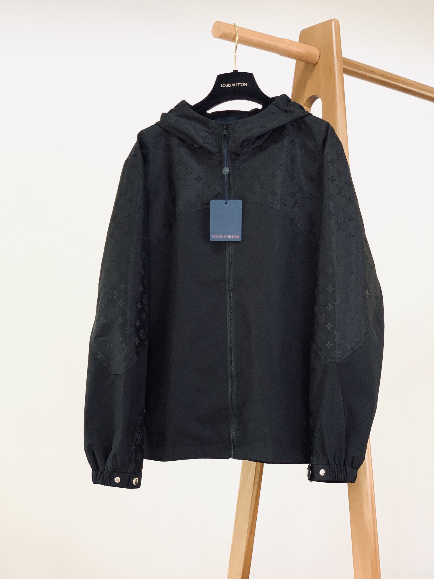 LouisVuitton 路易威登 2025FW早秋新品 休闲连帽外套。暗纹Monogram，将品牌标志