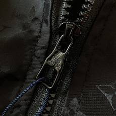LouisVuitton 路易威登 2025FW早秋新品 休闲连帽外套。暗纹Monogram,将品牌标志 LouisVuitton 路易威登 2025FW早秋新品 休闲连帽外套。暗纹Monogram,将品牌标志