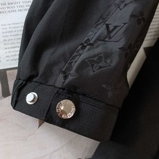 LouisVuitton 路易威登 2025FW早秋新品 休闲连帽外套。暗纹Monogram,将品牌标志 LouisVuitton 路易威登 2025FW早秋新品 休闲连帽外套。暗纹Monogram,将品牌标志