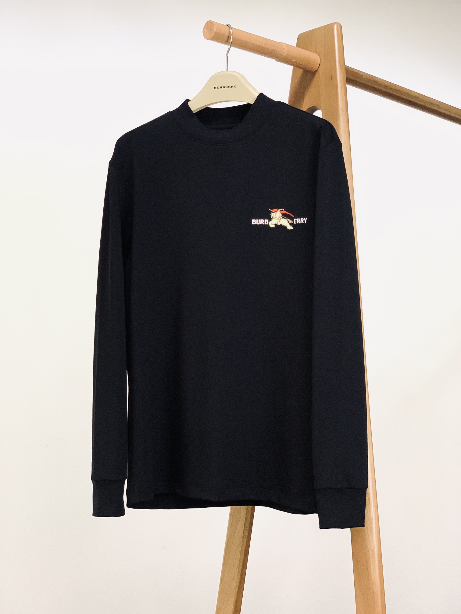 Burberry 巴宝莉 2025FW早秋新品 圆领长袖打底衫，立体感logo廓形半袖打底T恤，高支埃及