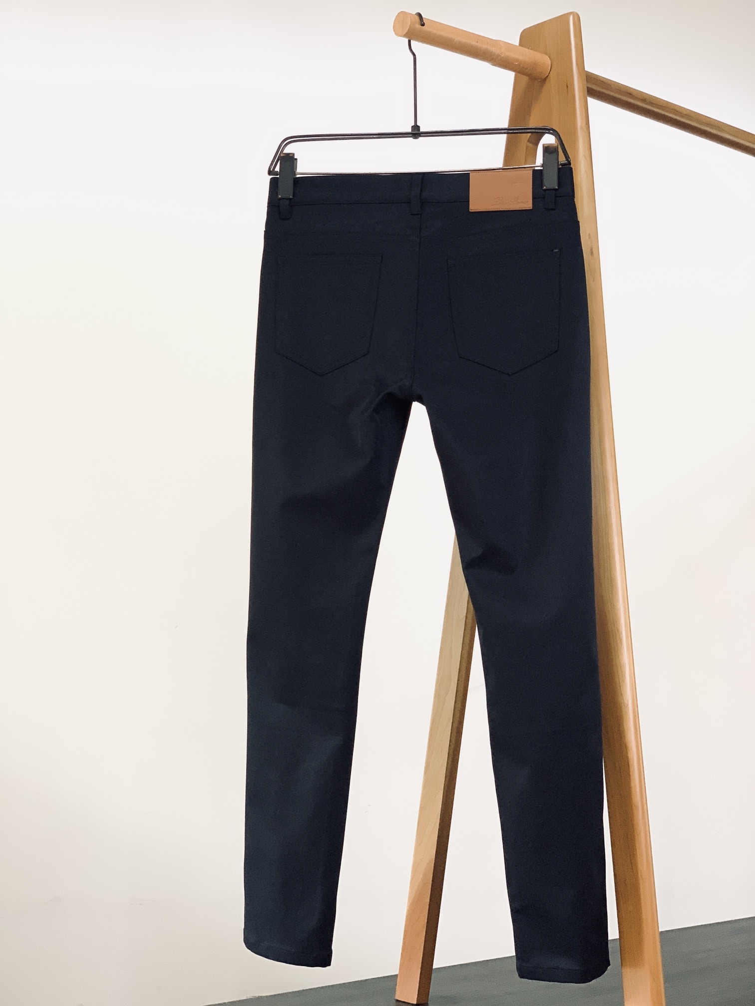 LoroPiana L.P FW早秋新品 商务休闲裤，臻选优质面料打造，贴身舒适，独特设计，缔造简约线条