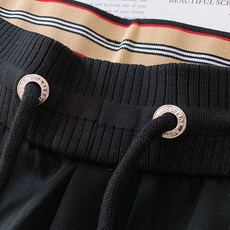 Burberry 巴宝莉 2025FW早秋新品 刺绣抽绳休闲裤时尚系列,独特设计,抽绳休闲长裤 订纱开始 Burberry 巴宝莉 2025FW早秋新品 刺绣抽绳休闲裤时尚系列,独特设计,抽绳休闲长裤 订纱开始