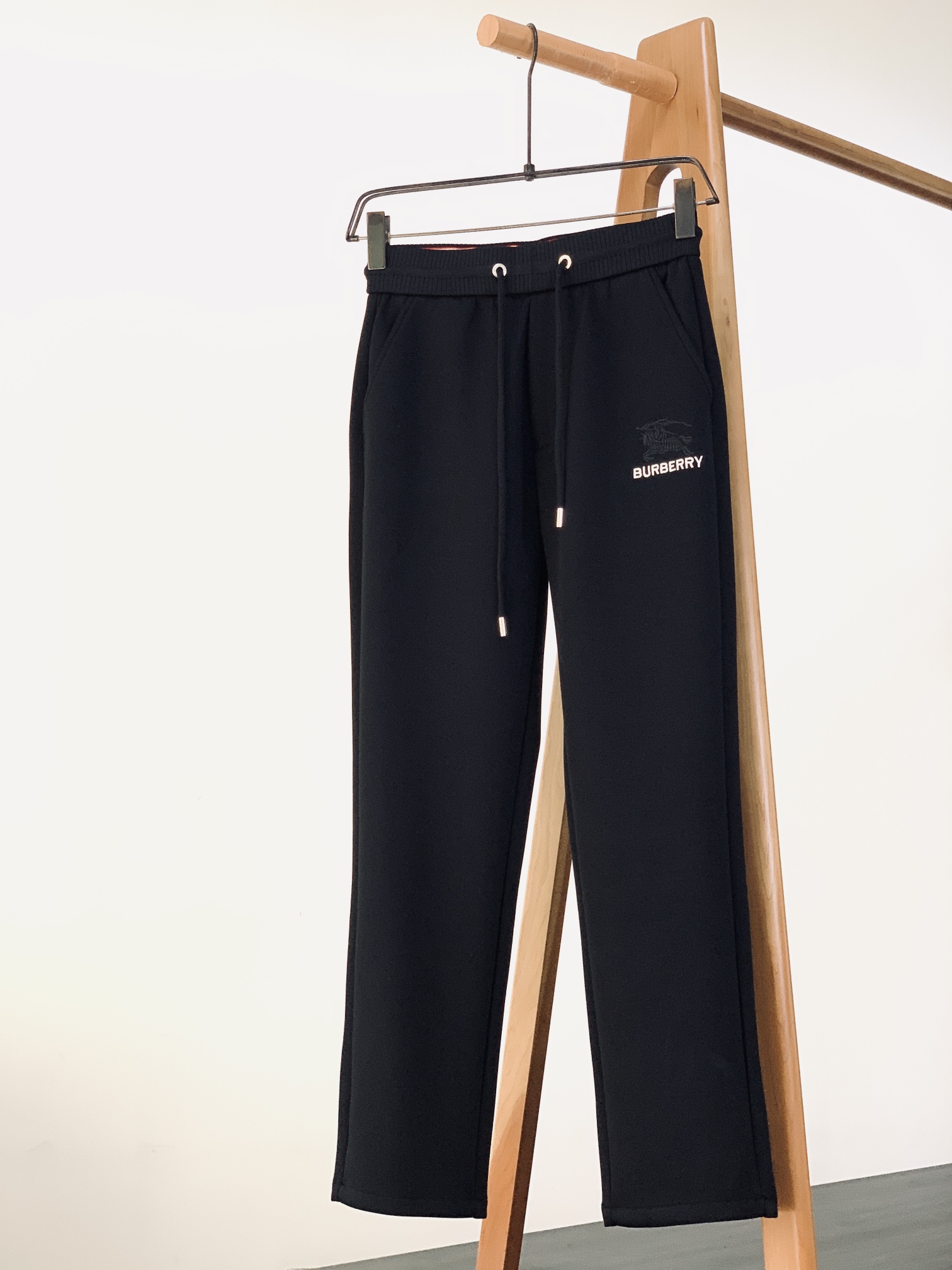 Burberry 巴宝莉 2025FW早秋新品 刺绣抽绳休闲裤时尚系列，独特设计，抽绳休闲长裤 订纱开始