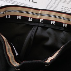 Burberry 巴宝莉 2025FW早秋新品 刺绣抽绳休闲裤时尚系列,独特设计,抽绳休闲长裤 订纱开始 Burberry 巴宝莉 2025FW早秋新品 刺绣抽绳休闲裤时尚系列,独特设计,抽绳休闲长裤 订纱开始