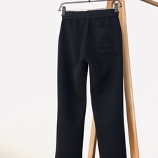 Burberry 巴宝莉 2025FW早秋新品 刺绣抽绳休闲裤时尚系列,独特设计,抽绳休闲长裤 订纱开始 Burberry 巴宝莉 2025FW早秋新品 刺绣抽绳休闲裤时尚系列,独特设计,抽绳休闲长裤 订纱开始