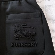 Burberry 巴宝莉 2025FW早秋新品 刺绣抽绳休闲裤时尚系列,独特设计,抽绳休闲长裤 订纱开始 Burberry 巴宝莉 2025FW早秋新品 刺绣抽绳休闲裤时尚系列,独特设计,抽绳休闲长裤 订纱开始