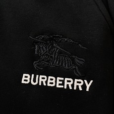 Burberry 巴宝莉 2025FW早秋新品 刺绣抽绳休闲裤时尚系列,独特设计,抽绳休闲长裤 订纱开始 Burberry 巴宝莉 2025FW早秋新品 刺绣抽绳休闲裤时尚系列,独特设计,抽绳休闲长裤 订纱开始