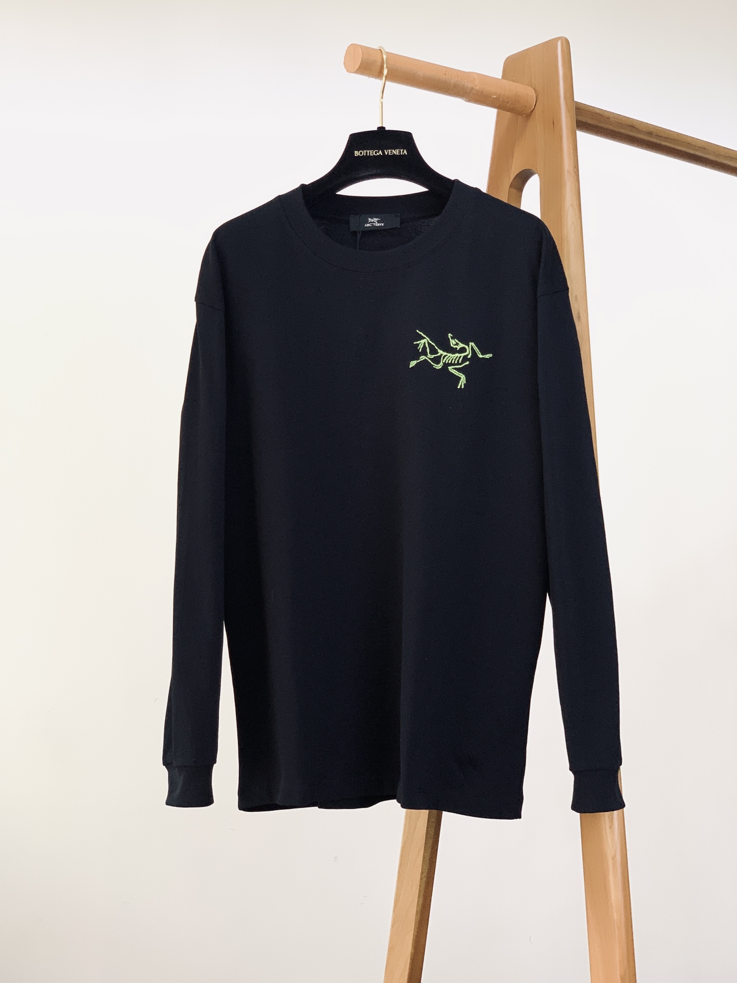 ARCTERYX 始祖鸟 经典骨架子logo 素描刺绣圆领长袖T恤 打底衫微宽松版型 采用300G高克重