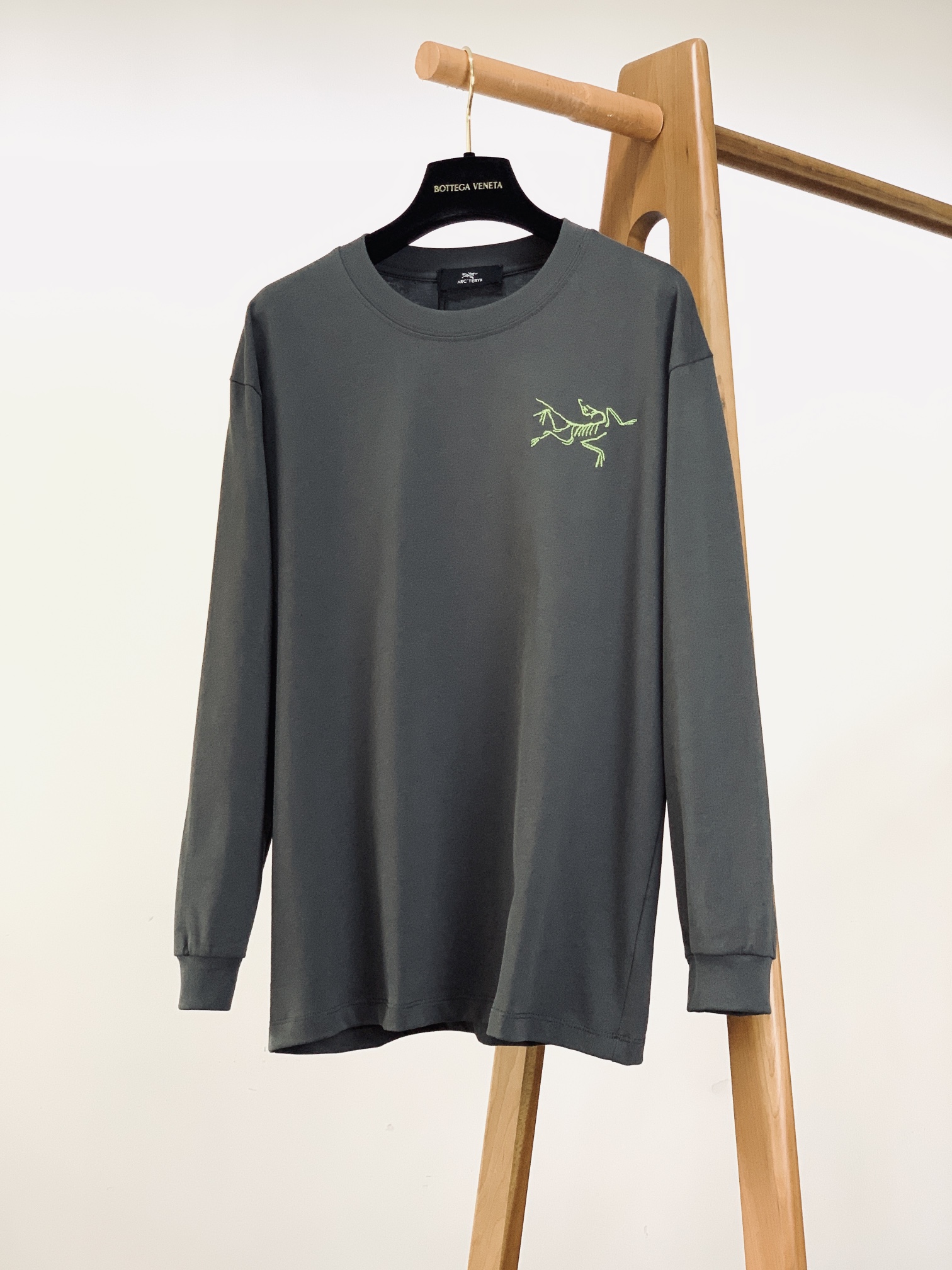 ￼ ARCTERYX 始祖鸟 经典骨架子logo 素描刺绣圆领长袖T恤 打底衫微宽松版型 采用300G高