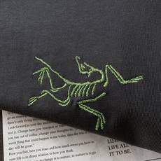  ARCTERYX 始祖鸟 经典骨架子logo 素描刺绣圆领长袖T恤 打底衫微宽松版型 采用300G高  ARCTERYX 始祖鸟 经典骨架子logo 素描刺绣圆领长袖T恤 打底衫微宽松版型 采用300G高