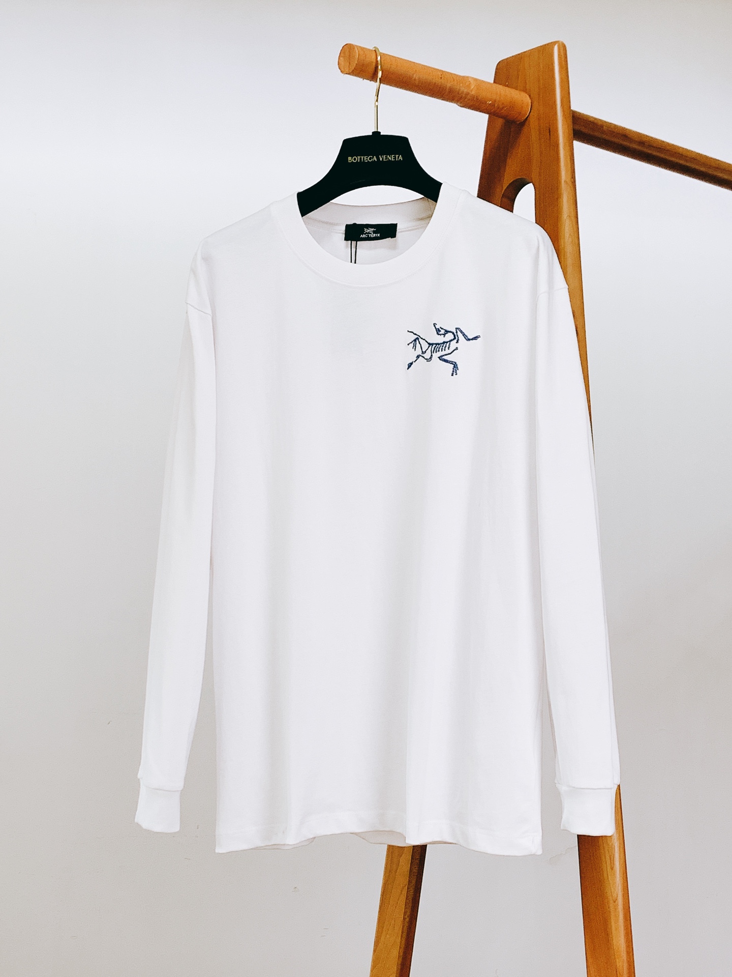 ￼ ARCTERYX 始祖鸟 经典骨架子logo 素描刺绣圆领长袖T恤 打底衫微宽松版型 采用300G高