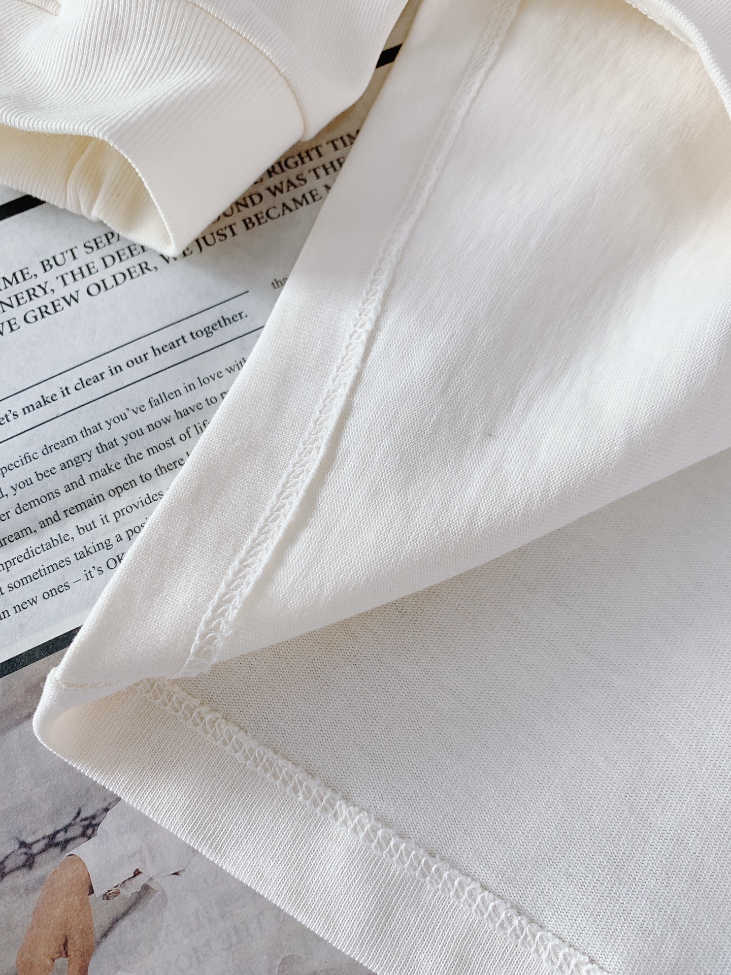 AcneStudios 艾克妮 1996系列 纯棉字母印花长袖T恤打底衫 男女同款采用100%纯棉高克重