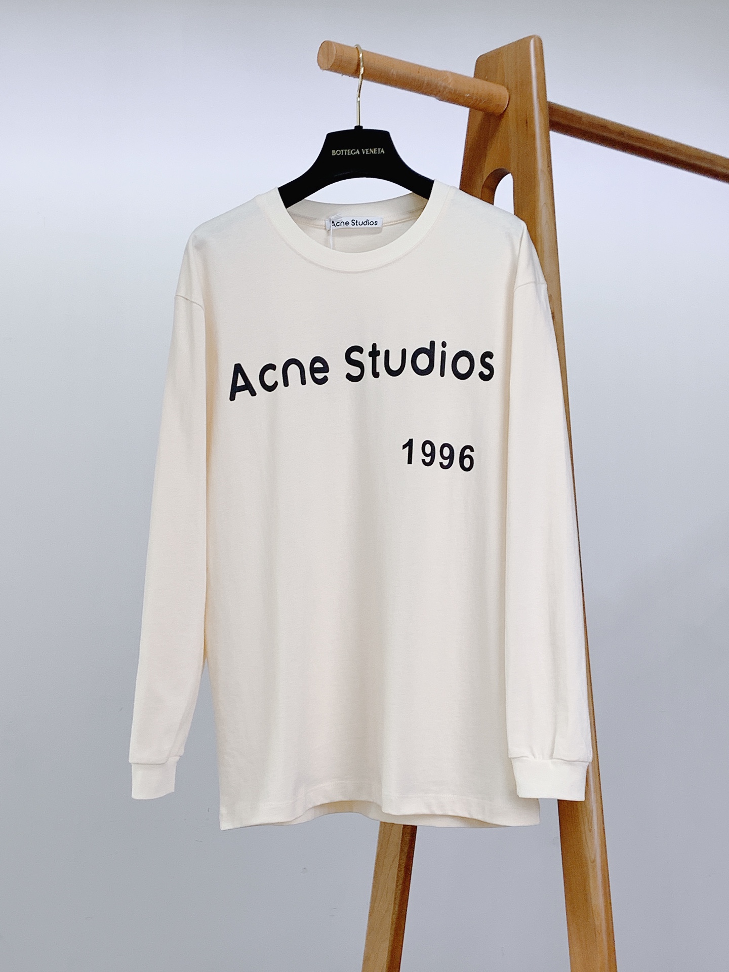 AcneStudios 艾克妮 1996系列 纯棉字母印花长袖T恤打底衫 男女同款采用100%纯棉高克重