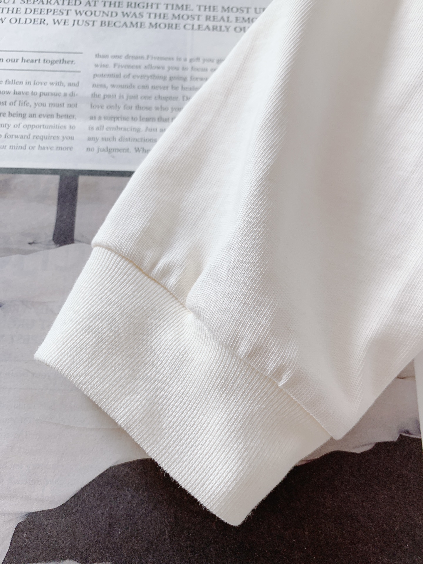 AcneStudios 艾克妮 1996系列 纯棉字母印花长袖T恤打底衫 男女同款采用100%纯棉高克重