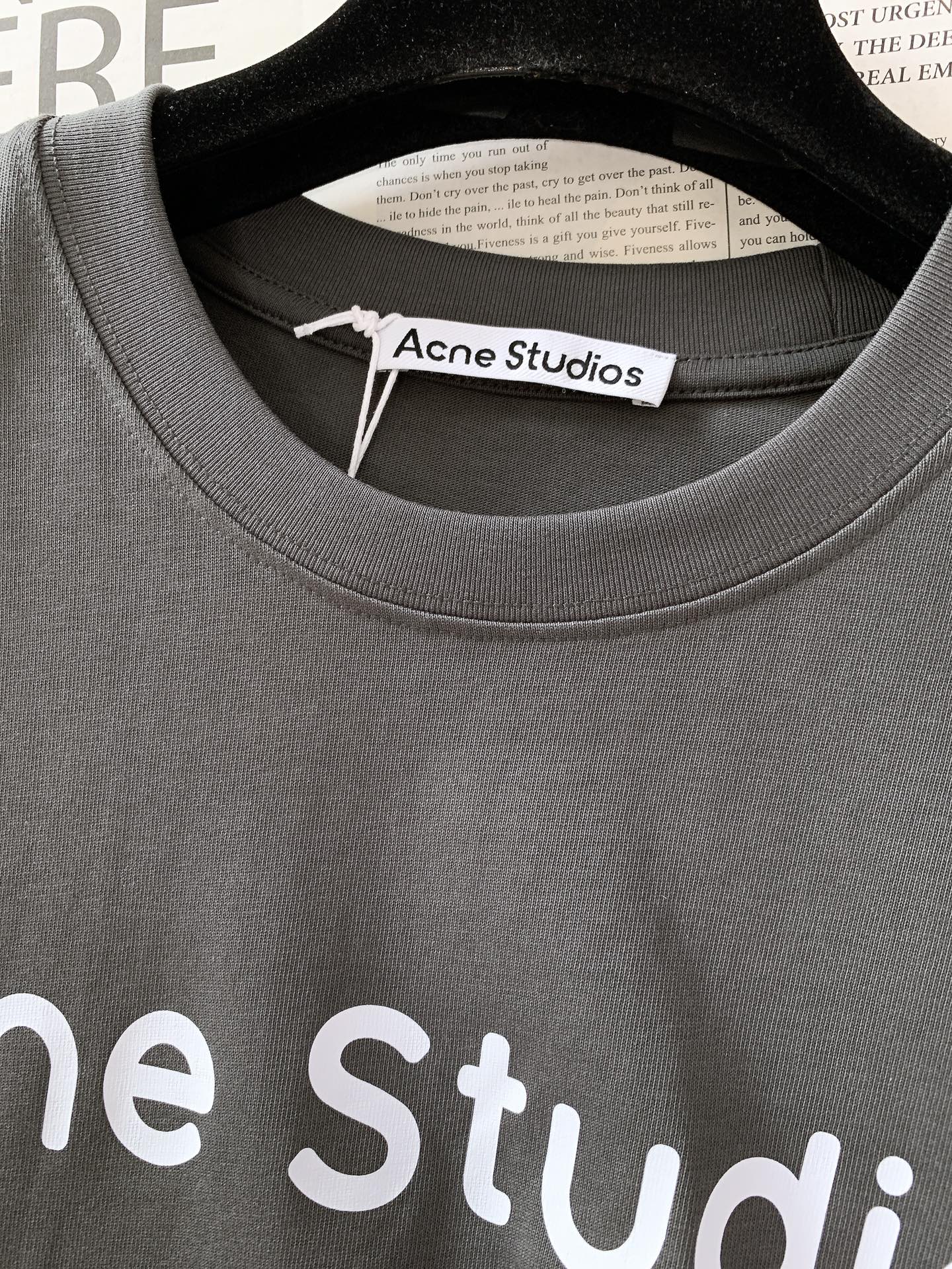 AcneStudios 艾克妮 1996系列 纯棉字母印花长袖T恤打底衫 男女同款采用100%纯棉高克重