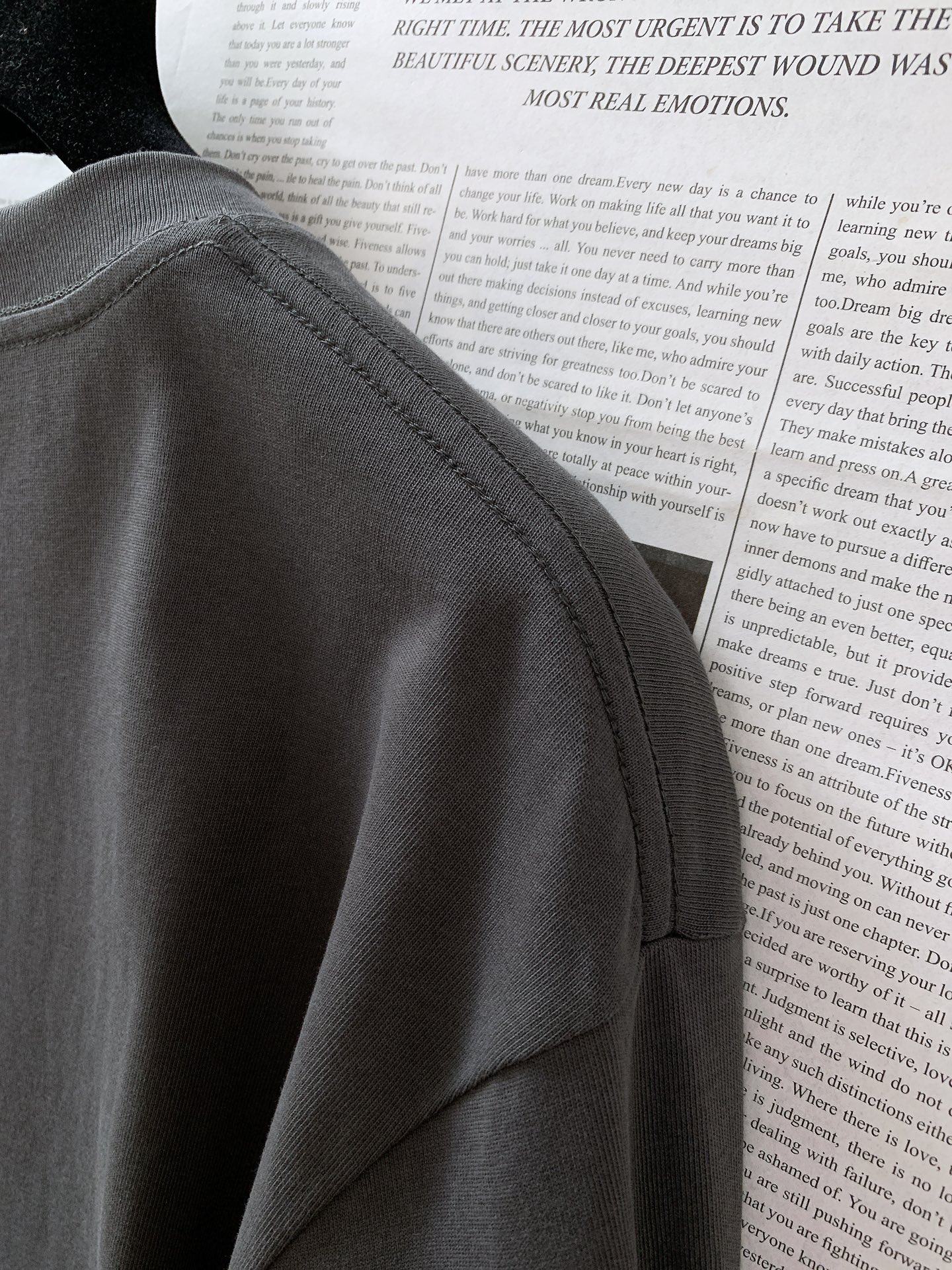 AcneStudios 艾克妮 1996系列 纯棉字母印花长袖T恤打底衫 男女同款采用100%纯棉高克重