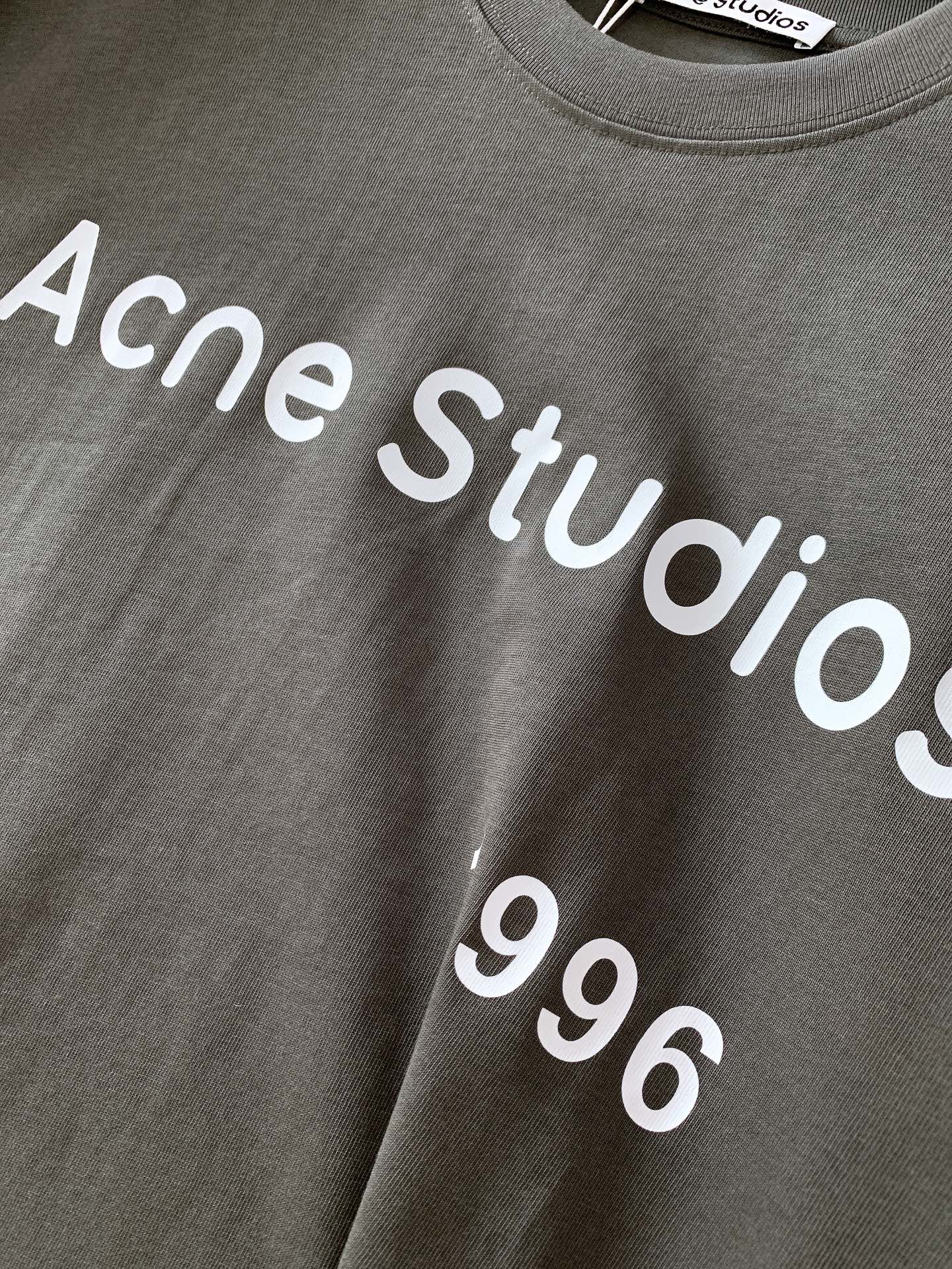 AcneStudios 艾克妮 1996系列 纯棉字母印花长袖T恤打底衫 男女同款采用100%纯棉高克重