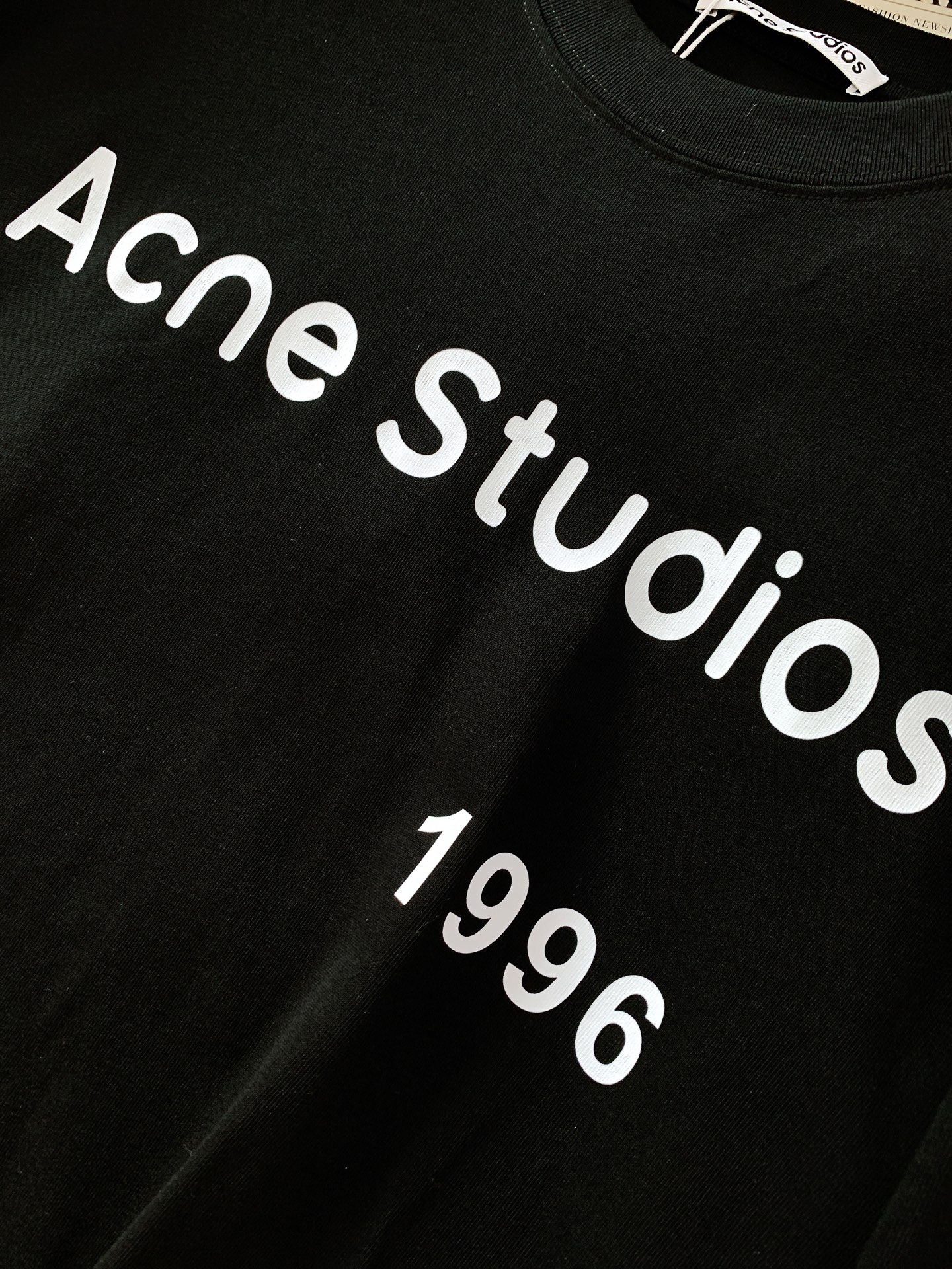 AcneStudios 艾克妮 1996系列 纯棉字母印花长袖T恤打底衫 男女同款采用100%纯棉高克重