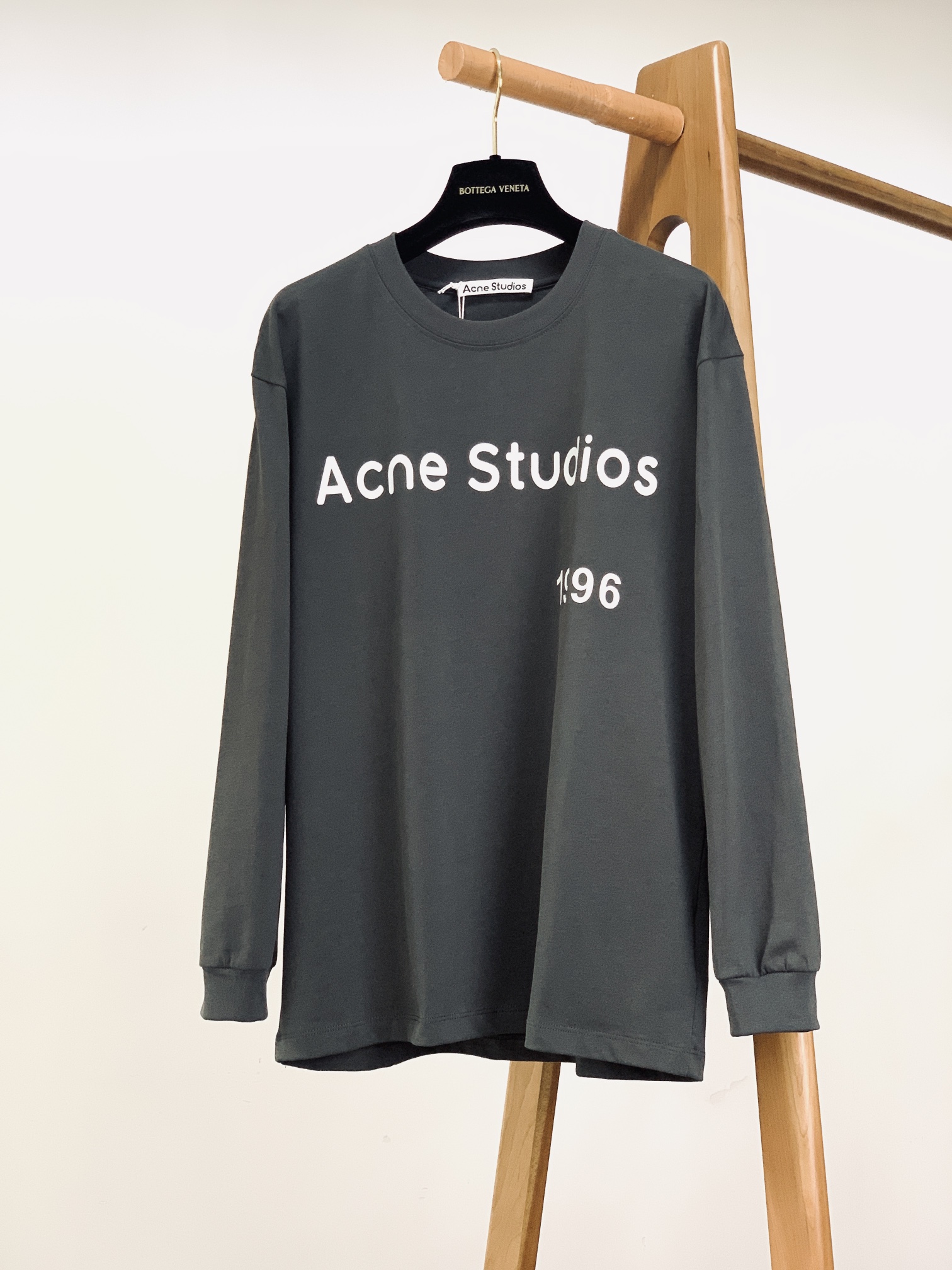 AcneStudios 艾克妮 1996系列 纯棉字母印花长袖T恤打底衫 男女同款采用100%纯棉高克重