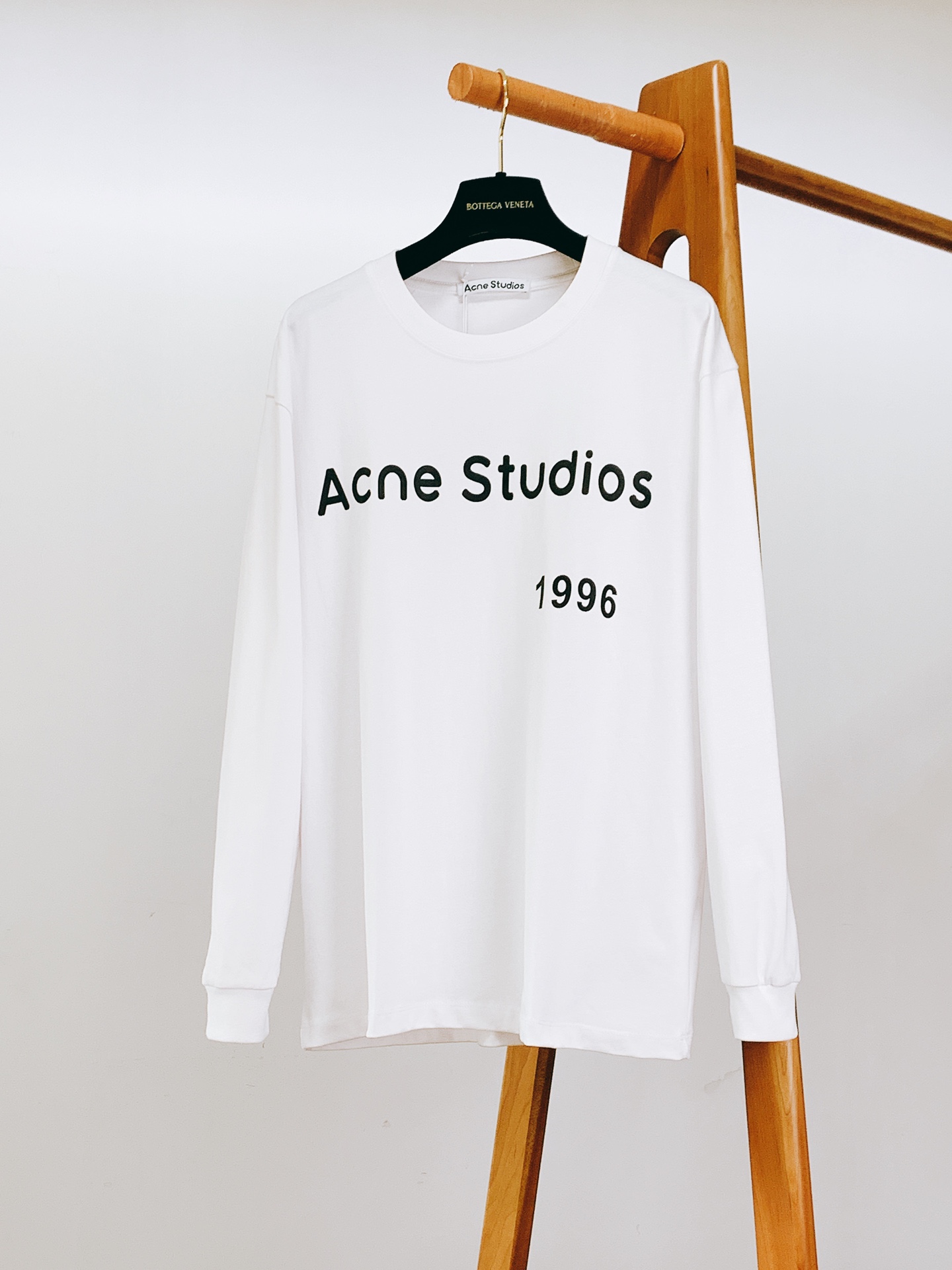 AcneStudios 艾克妮 1996系列 纯棉字母印花长袖T恤打底衫 男女同款采用100%纯棉高克重