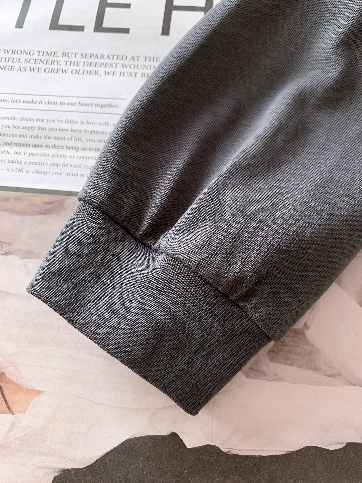 AcneStudios 艾克妮 1996系列 纯棉字母印花长袖T恤打底衫 男女同款采用100%纯棉高克重