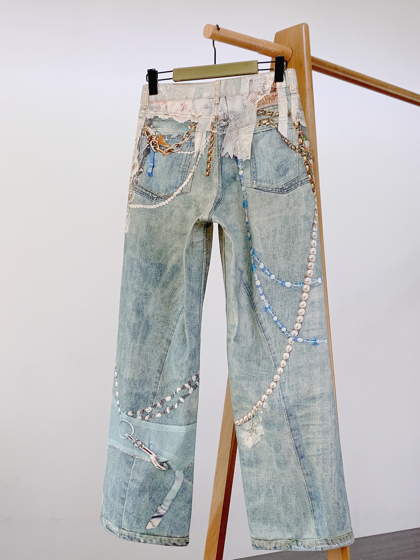 Acne Studios 艾克妮 1981系列牛仔裤 蕾丝珍珠链条3D印花宽松牛仔裤 男女同款工艺说明：