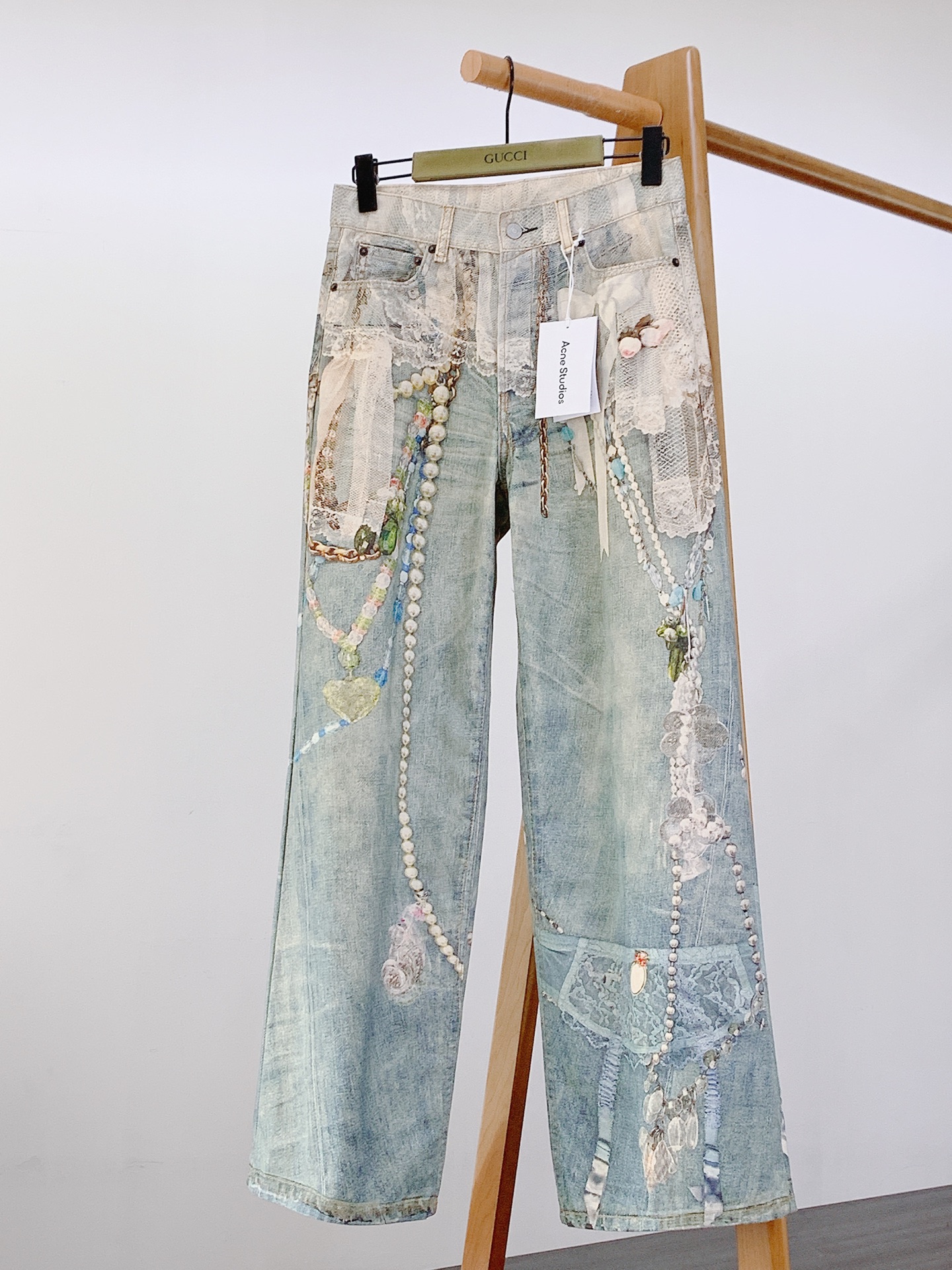 Acne Studios 艾克妮 1981系列牛仔裤 蕾丝珍珠链条3D印花宽松牛仔裤 男女同款工艺说明：