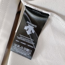 DESCENTE迪桑特 立体压胶运动系列立领半拉链长袖 磨毛薄绒采用320g超柔曼巴棉;内里磨毛薄绒,更 DESCENTE迪桑特 立体压胶运动系列立领半拉链长袖 磨毛薄绒采用320g超柔曼巴棉;内里磨毛薄绒,更
