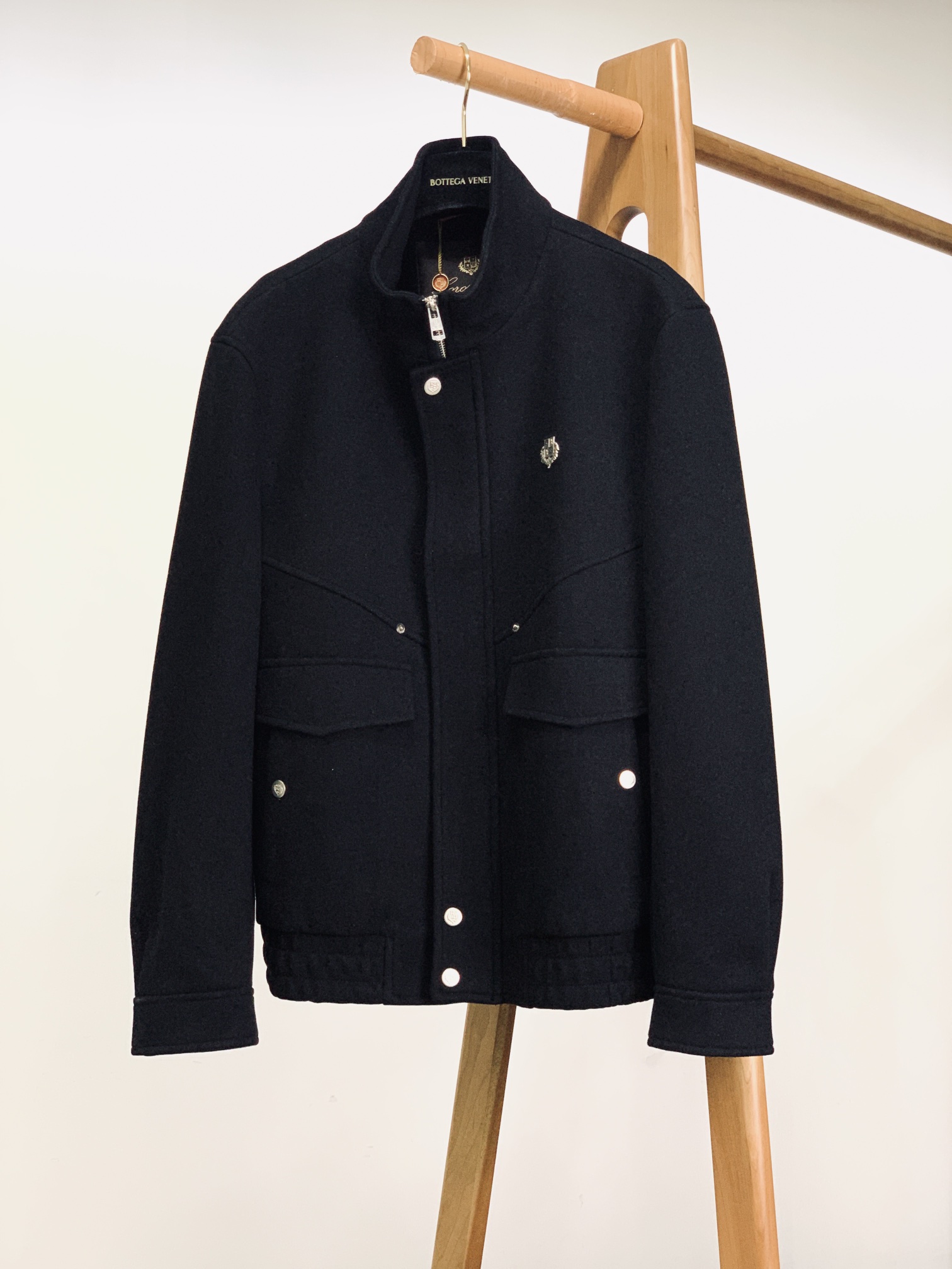 LoroPiana L.P FW秋冬新品 当羊绒基因邂逅经典夹克廓形，奢适体验便有了具象表达。甄选顶级羊
