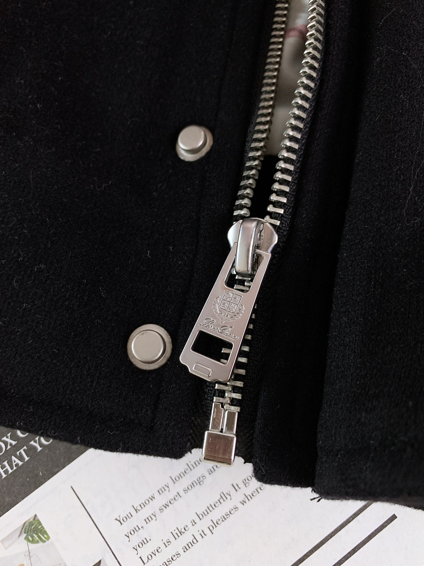 LoroPiana L.P FW秋冬新品 当羊绒基因邂逅经典夹克廓形，奢适体验便有了具象表达。甄选顶级羊