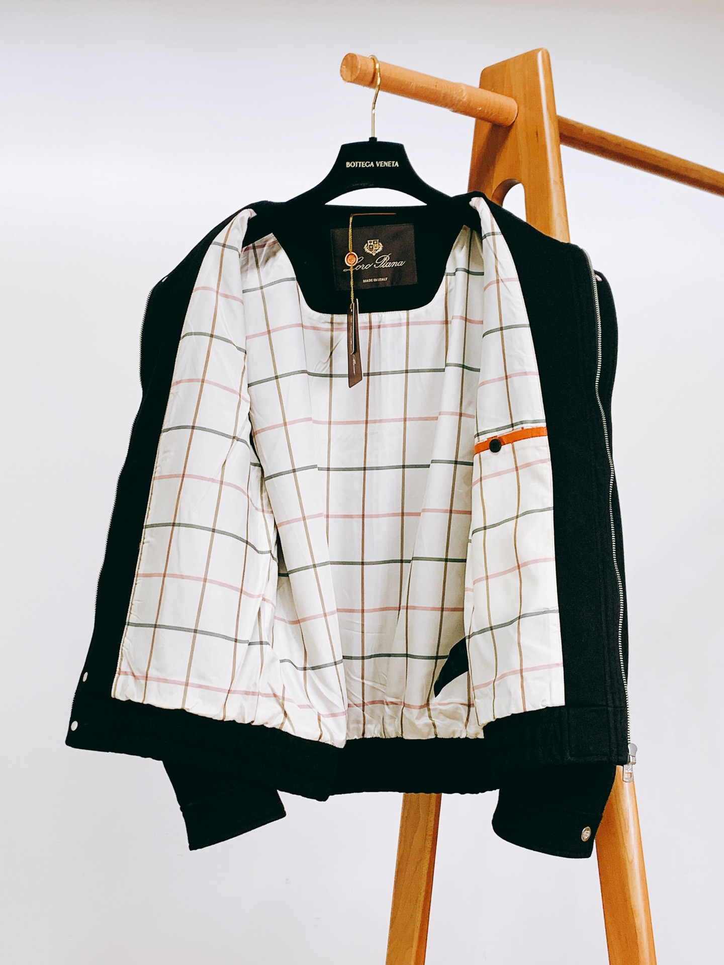 LoroPiana L.P FW秋冬新品 当羊绒基因邂逅经典夹克廓形，奢适体验便有了具象表达。甄选顶级羊