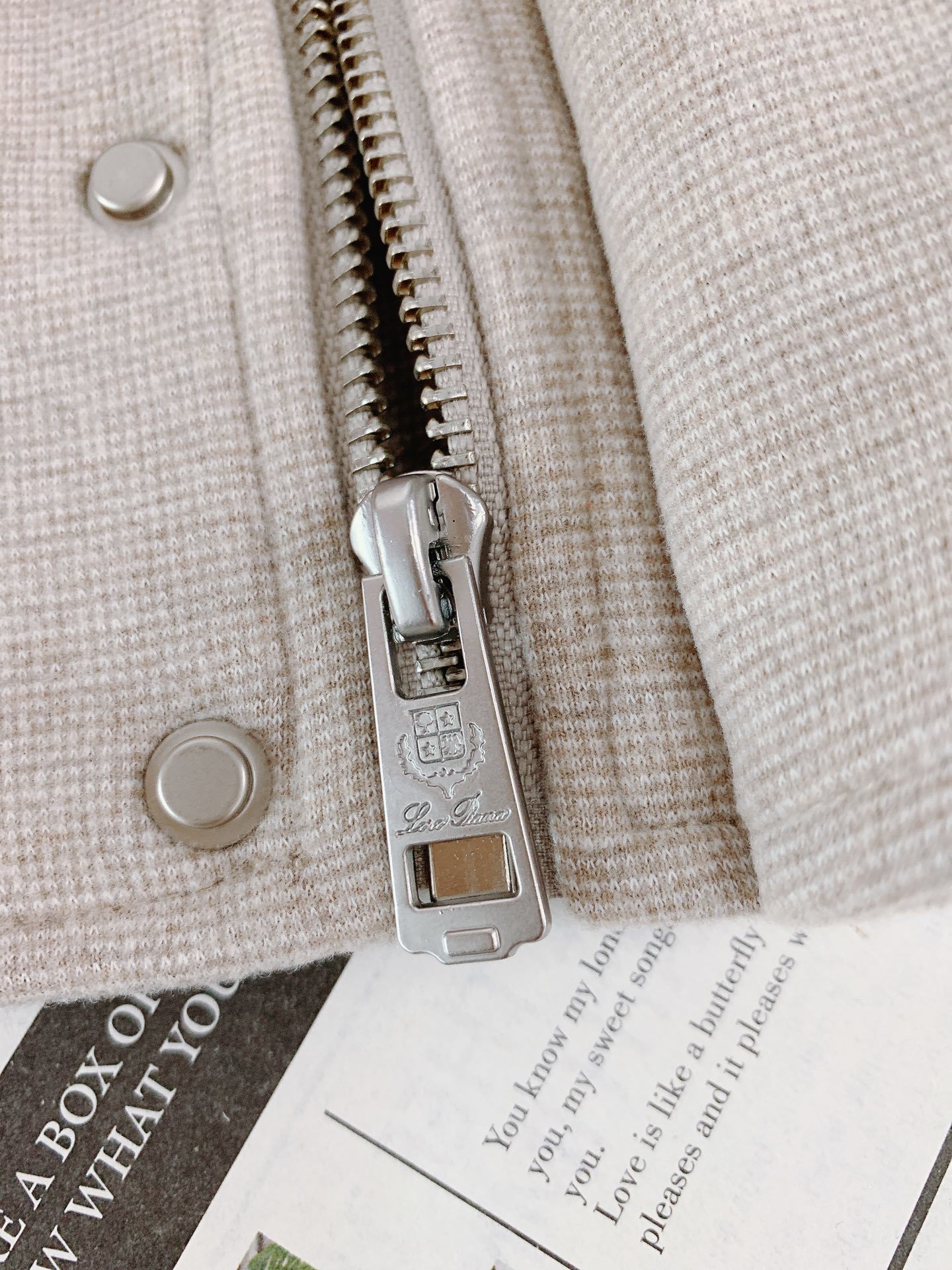 LoroPiana L.P FW秋冬新品 当羊绒基因邂逅经典夹克廓形,奢适体验便有了具象表达。甄选顶级羊