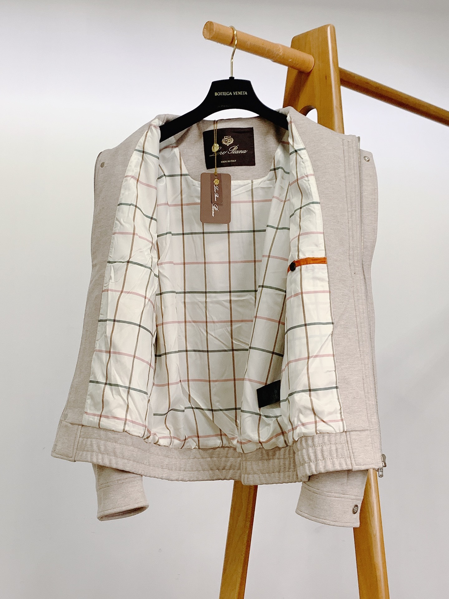 LoroPiana L.P FW秋冬新品 当羊绒基因邂逅经典夹克廓形,奢适体验便有了具象表达。甄选顶级羊
