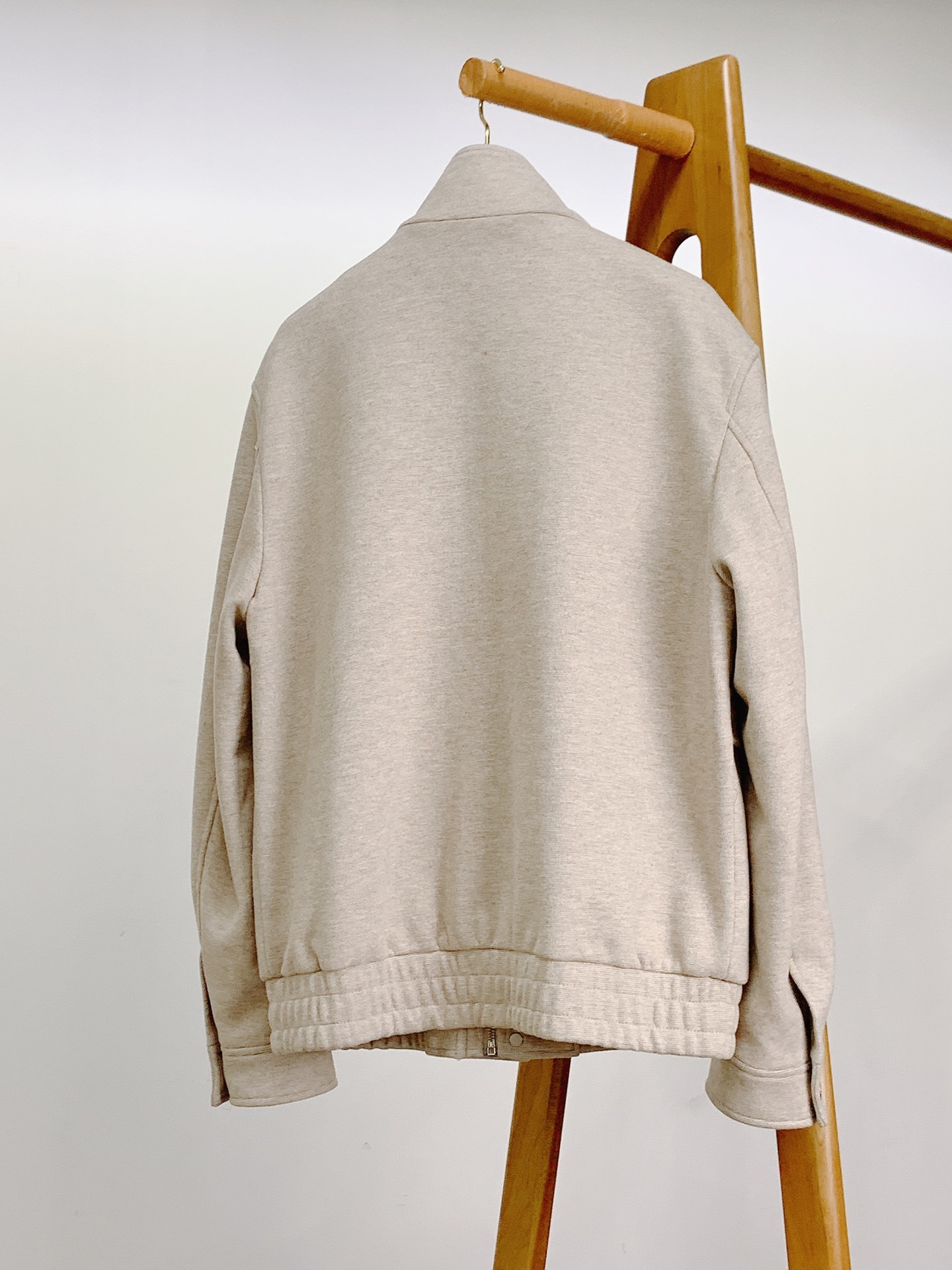 LoroPiana L.P FW秋冬新品 当羊绒基因邂逅经典夹克廓形,奢适体验便有了具象表达。甄选顶级羊